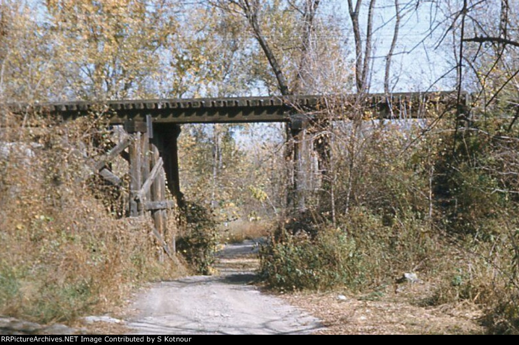 Old Fort Snelling Milwaukee Road Mainline bridge - abandonded by early 1960s.  Prior to the Milwaukee shortline bridge this was their mainline over the Mississippi River area.
